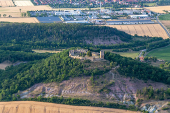 Burg Gleichen im Ortsteil Wandersleben in Drei Gleichen im Bundesland Thüringen, Deutschland aus der Drohnenperspektive