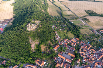 Luftbild von Ruine und Mauerreste der ehemaligen Burganlage und Feste Mühlburg im Ortsteil Mühlberg in Drei Gleichen im Bundesland Thüringen, Deutschland