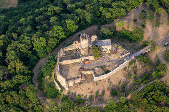 Schrägluftbild von Ruine und Mauerreste der ehemaligen Burganlage und Feste Mühlburg im Ortsteil Mühlberg in Drei Gleichen im Bundesland Thüringen, Deutschland