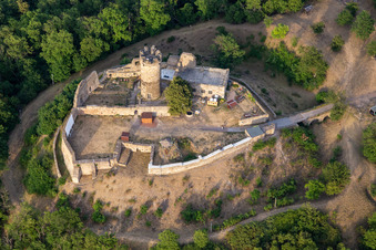 Burgruine Mühlburg von Westen im Ortsteil Mühlberg in Drei Gleichen im Bundesland Thüringen, Deutschland