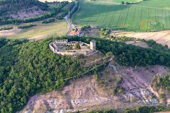 Ruine und Mauerreste der ehemaligen Burganlage und Feste Burg Gleichen an der Thomas-Müntzer-Straße im Ortsteil Wandersleben in Drei Gleichen im Bundesland Thüringen, Deutschland von oben