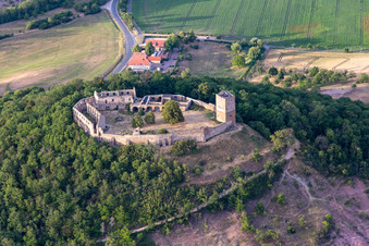 Ruine und Mauerreste der ehemaligen Burganlage und Feste Mühlburg im Ortsteil Mühlberg in Drei Gleichen im Bundesland Thüringen, Deutschland von oben