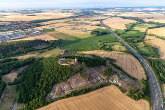 Ruine und Mauerreste der ehemaligen Burganlage und Feste Burg Gleichen an der Thomas-Müntzer-Straße im Ortsteil Wandersleben in Drei Gleichen im Bundesland Thüringen, Deutschland aus der Luft