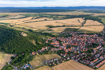 Ortsansicht unter der Burgruine Mühlburg von Norden im Ortsteil Mühlberg in Drei Gleichen im Bundesland Thüringen, Deutschland