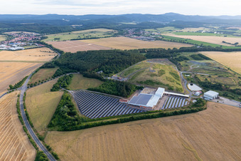 Panelreihen der Photovoltaikanlage und Solarpark bzw. Solarkraftwerk auf der Deponie des Kommunaler Abfallservice des Landkreises Gotha in Leinatal im Ortsteil Wipperoda in Georgenthal im Bundesland Thüringen, Deutschland