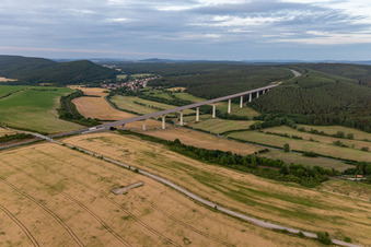 Luftbild von Streckenführung und Fahrspuren im Verlauf der Autobahn- Talbrückenbauwerk der BAB A71 in Geraberg in Geratal im Bundesland Thüringen, Deutschland