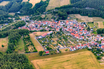 Dorf unter der Bahnbrücke im Ortsteil Angelroda in Martinroda im Bundesland Thüringen, Deutschland