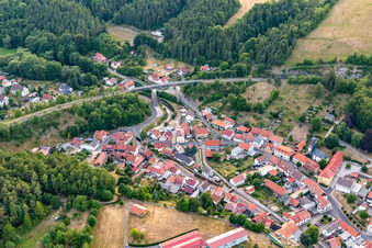 Eisenbahn-Brückenbauwerk zur Streckenführung der Bahn- Gleise in Angelroda in Martinroda im Bundesland Thüringen, Deutschland