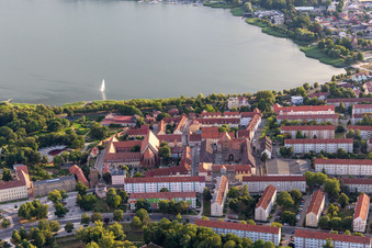 Seeuferpromenade und St. Nikolai (Klosterkirche) in Prenzlau im Bundesland Brandenburg, Deutschland