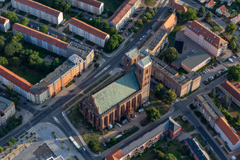 Luftbild von Kirchengebäude der Marienkirche in Prenzlau im Bundesland Brandenburg, Deutschland