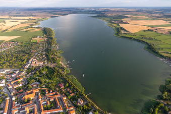 Unteruckersee von Norden mit Uferpromenade und Freilichtbühne Prenzlau im Seepark Prenzlau im Bundesland Brandenburg, Deutschland