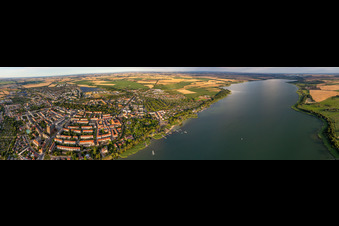 Panorama Perspektive der Uferbereiche des Seebad Prenzlau am Unteruckersee in Prenzlau im Bundesland Brandenburg, Deutschland