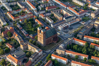Luftbild von Kirchengebäude der Marienkirche an der Marienkirchstraße in Prenzlau im Bundesland Brandenburg, Deutschland