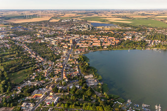 Stadtansicht aus Westen mit B109 und Badestraße am Ufer des Unteruckersee in Prenzlau im Bundesland Brandenburg, Deutschland