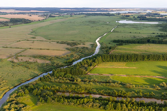 Kanalverlauf und Uferbereiche des Kanals zwischen Ober- und Unteruckersee in Seelübbe in Prenzlau im Bundesland Brandenburg, Deutschland