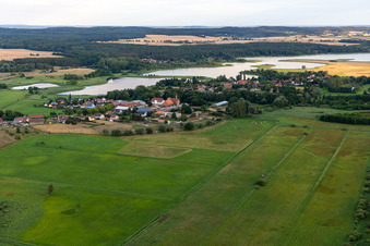 Dorfansicht aus Norden am Oberuckersee im Ortsteil Potzlow im Bundesland Brandenburg, Deutschland