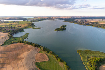 Uferbereiche der See- Insel im Oberuckersee im Ortsteil Warnitz im Bundesland Brandenburg, Deutschland