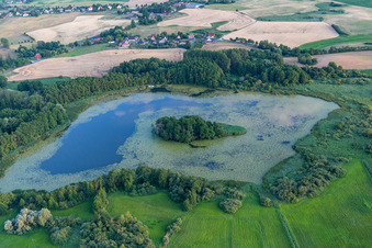 Uferbereiche der See- Insel im Haussee in Gerswalde im Bundesland Brandenburg, Deutschland
