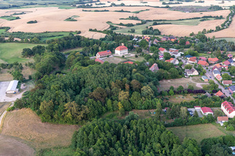 Dorfansicht aus Westen mit Gutshof Fredenwalde im Ortsteil Groß Fredenwalde in Gerswalde im Bundesland Brandenburg, Deutschland