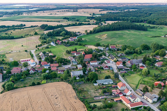 Dorfansicht aus Süden mit Evangelische Kirche im Ortsteil Melzow in Oberuckersee im Bundesland Brandenburg, Deutschland