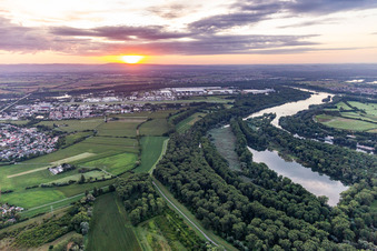 Sonnenaufgang hinterm FSL Flugplatz Speyer/Ludwigshafen im Bundesland Rheinland-Pfalz, Deutschland