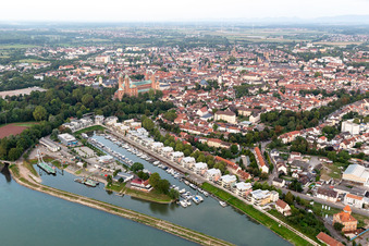 Luftbild von Wohnbebauung an der Hafenstraße gegenüber des Yachthafen mit Sportboot- Anlegestellen und Bootsliegeplätzen am Uferbereich des alten Hafen am Rhein in Speyer im Bundesland Rheinland-Pfalz, Deutschland
