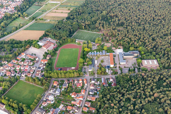 Sportplätze und Clemens-Beck-Grundschule in Dudenhofen im Bundesland Rheinland-Pfalz, Deutschland