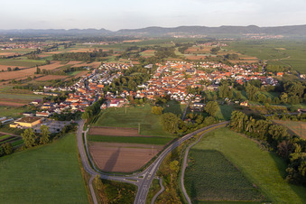 Schrägluftbild von Ortsteil Geinsheim in Neustadt an der Weinstraße im Bundesland Rheinland-Pfalz, Deutschland