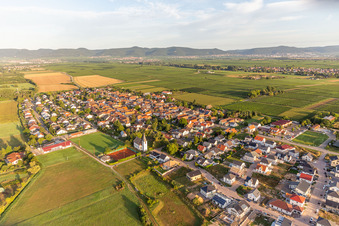Schlosskirche und Fußballplatz des SV Altdorf Böbingen 1958 von Osten im Bundesland Rheinland-Pfalz, Deutschland
