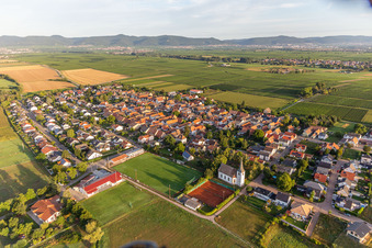 Luftbild von Schlosskirche und Fußballplatz des SV Altdorf Böbingen 1958 von Osten im Bundesland Rheinland-Pfalz, Deutschland