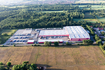 Lagerhallen und Speditionsgebäude des Hornbach Logistikzentrum Essingen im Ortsteil Industriegebiet Essingen in Essingen im Ortsteil Dreihof im Bundesland Rheinland-Pfalz, Deutschland