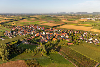 Luftbild von Ortsansicht mit Rasenplatz des SV Mörlheim 1964 e.V. von Nordosten in Landau in der Pfalz im Bundesland Rheinland-Pfalz, Deutschland