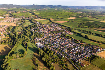 Luftbild von Billigheim von Südosten in Billigheim-Ingenheim im Bundesland Rheinland-Pfalz, Deutschland
