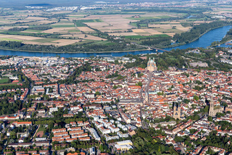 Flaniermeile und Einkaufsstraße Maximilianstraße vom Dom zum Altpörtel in Speyer im Bundesland Rheinland-Pfalz, Deutschland