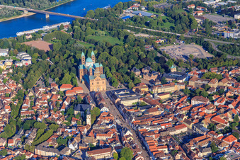 Maximilianstraße von Westen bis zum Speyerer Dom im Bundesland Rheinland-Pfalz, Deutschland