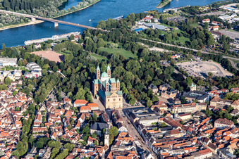 Romanischer Dom zu Speyer am Ufer des Rheins in Speyer im Bundesland Rheinland-Pfalz, Deutschland