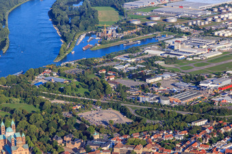Parkplatz Dom zu Speyer an der B39 im Bundesland Rheinland-Pfalz, Deutschland