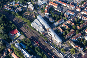 Parkdeck auf dem Gebäude des P+R Parkhauses am Bahnhof in Speyer im Bundesland Rheinland-Pfalz, Deutschland