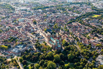 Luftbild von Romanischer Dom zu Speyer am Ufer des Rheins in Speyer im Bundesland Rheinland-Pfalz, Deutschland