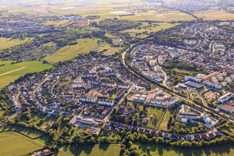 Im Vogelsang mit Klosterkirche des Karmels Maria Mutter der Kirche in Speyer im Bundesland Rheinland-Pfalz, Deutschland