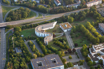 Geschwungener Gebäudekomplex des Pädagogischen Landesinstitut Rheinland-Pfalz in Speyer, Deutschland