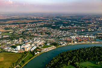 Mundenheimer Kaiserwörth- und Altrheinhafen in Ludwigshafen am Rhein im Bundesland Rheinland-Pfalz, Deutschland
