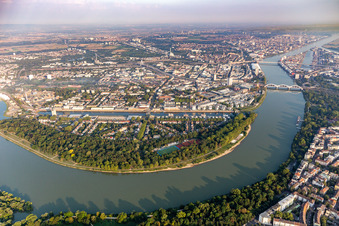 Parkinsel Stadtpark am Rhein mit Zelten des Festival des deutschen Films Ludwigshafen im Ortsteil Süd in Ludwigshafen am Rhein im Bundesland Rheinland-Pfalz, Deutschland