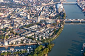 Luftbild von Wohnentwicklungsgebiet Wohnen am Fluß am Ufer des Rheins an der Rheinschanzenpromenade in Ludwigshafen am Rhein im Ortsteil Süd im Bundesland Rheinland-Pfalz, Deutschland