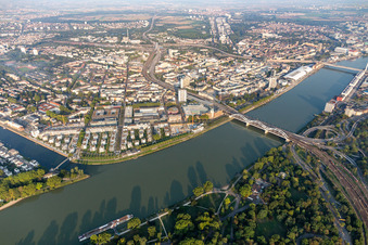 Wohnen am Fluß, Rheinschanzenpromenade im Ortsteil Süd in Ludwigshafen am Rhein im Bundesland Rheinland-Pfalz, Deutschland