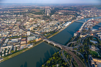 Rheinbrücken zwischen Mannheim und Ludwigshafen mit den abrissreifen, gesperrten Hochstraßen Süd und Nord in Ludwigshafen am Rhein im Ortsteil Mitte im Bundesland Rheinland-Pfalz, Deutschland