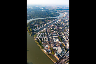 Parkinsel Stadtpark am Rhein gegenüber des Mannheimer Waldparks im Ortsteil Süd in Ludwigshafen am Rhein im Bundesland Rheinland-Pfalz, Deutschland
