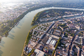 Schrägluftbild von Wohnen am Fluß, Rheinschanzenpromenade im Ortsteil Süd in Ludwigshafen am Rhein im Bundesland Rheinland-Pfalz, Deutschland