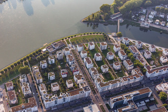 Wohngebiet der Mehrfamilienhaussiedlung an der Rheinpromenade - Rheinallee in Ludwigshafen am Rhein im Ortsteil Süd im Bundesland Rheinland-Pfalz, Deutschland von oben
