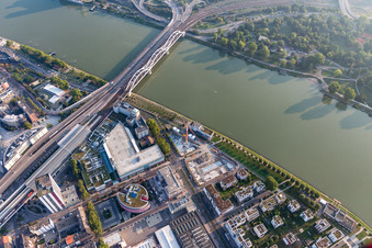 Luftbild von Fluß - Brückenbauwerk der Konradadenauerbrücke für Bahn und B37 über den Rhein in Ludwigshafen am Rhein im Ortsteil Süd im Bundesland Rheinland-Pfalz, Deutschland